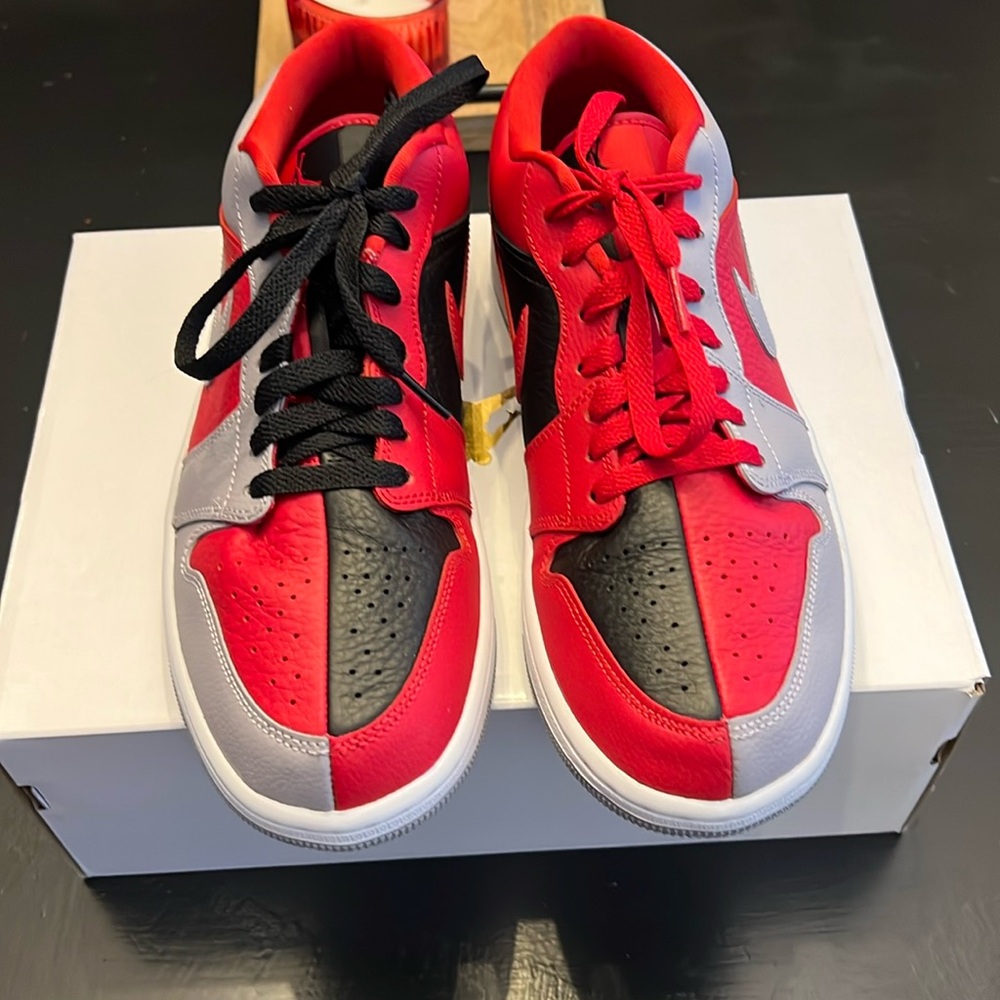 Jordan 1 Low SE “Joker” red/cement grey/black.  Men’s 9 / Women’s 10.5
Mint